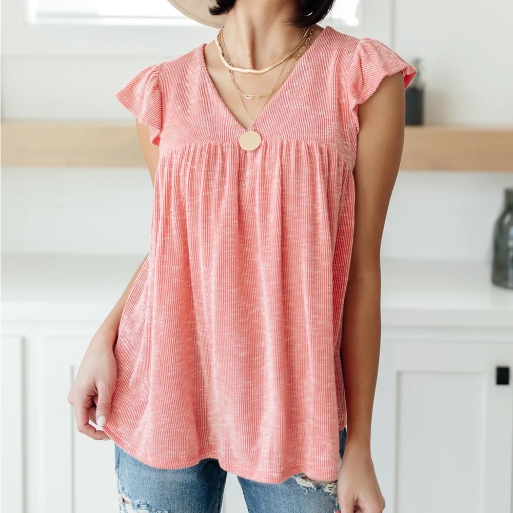 RIBBED FLUTTER SLEEVE TOP IN CORAL